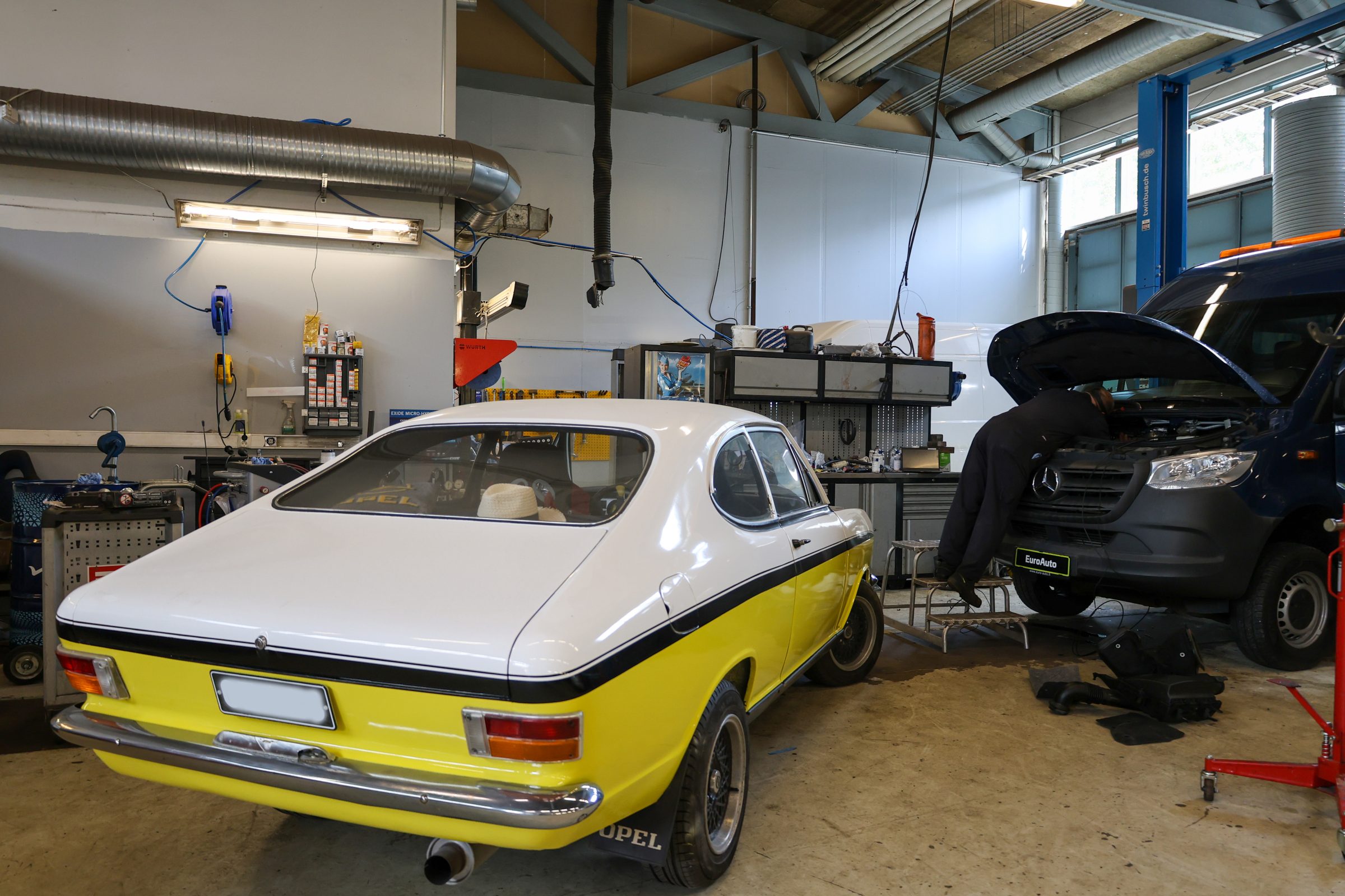 Korjaamohalli Viikinrannassa, klassikko-Opel huollossa