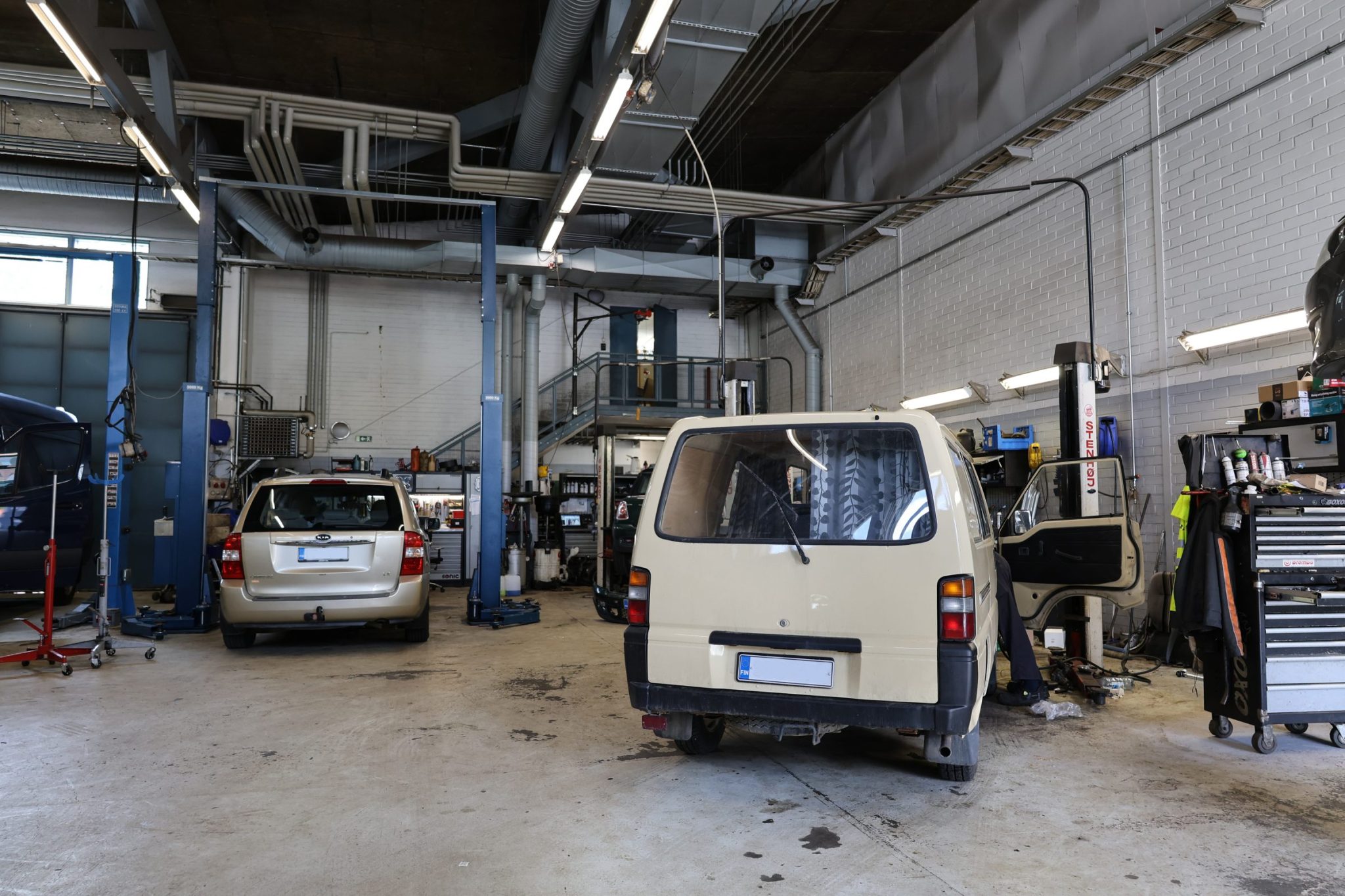 Autokorjaamon halli ja nostimet