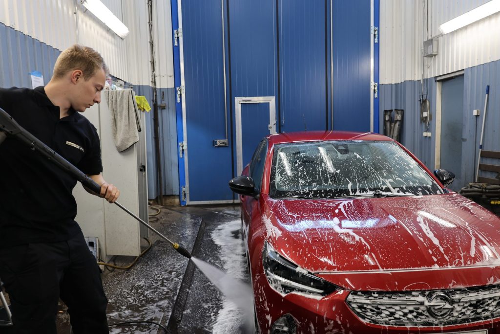 Auton painepesu Viikinrannan pesupaikalla