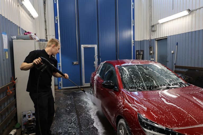 Auto vaahdotetaan ennen käsinpesua