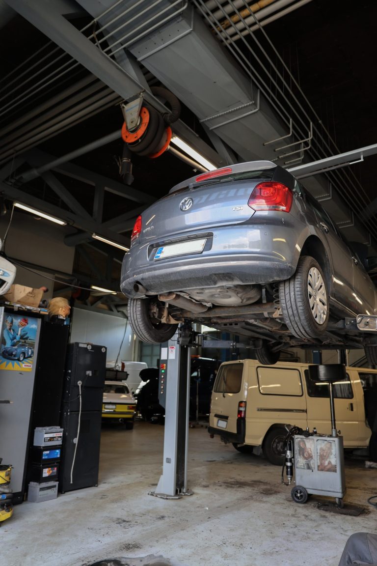 Auto nostimella korjaamohallissa