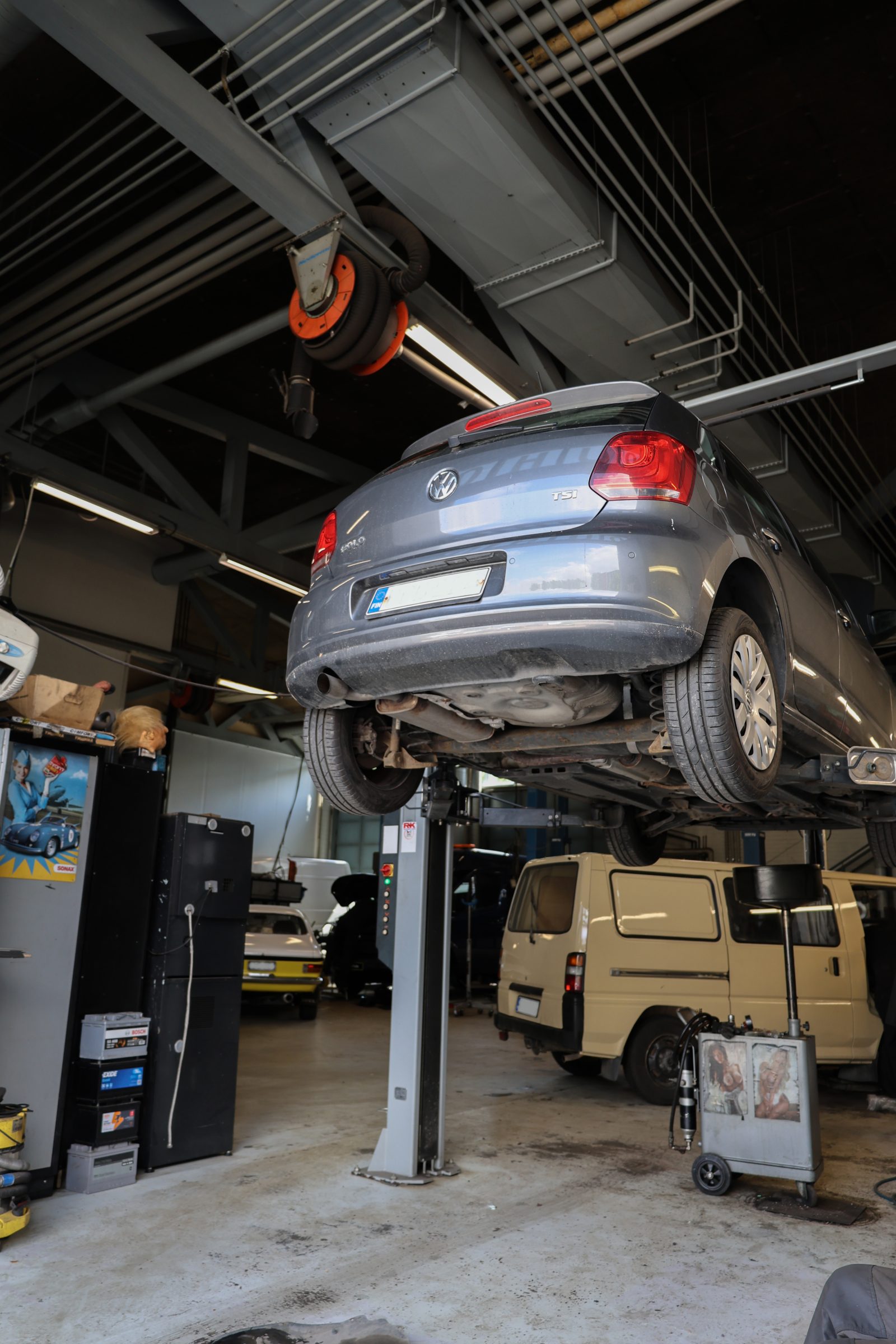 Auto nostimella korjaamohallissa