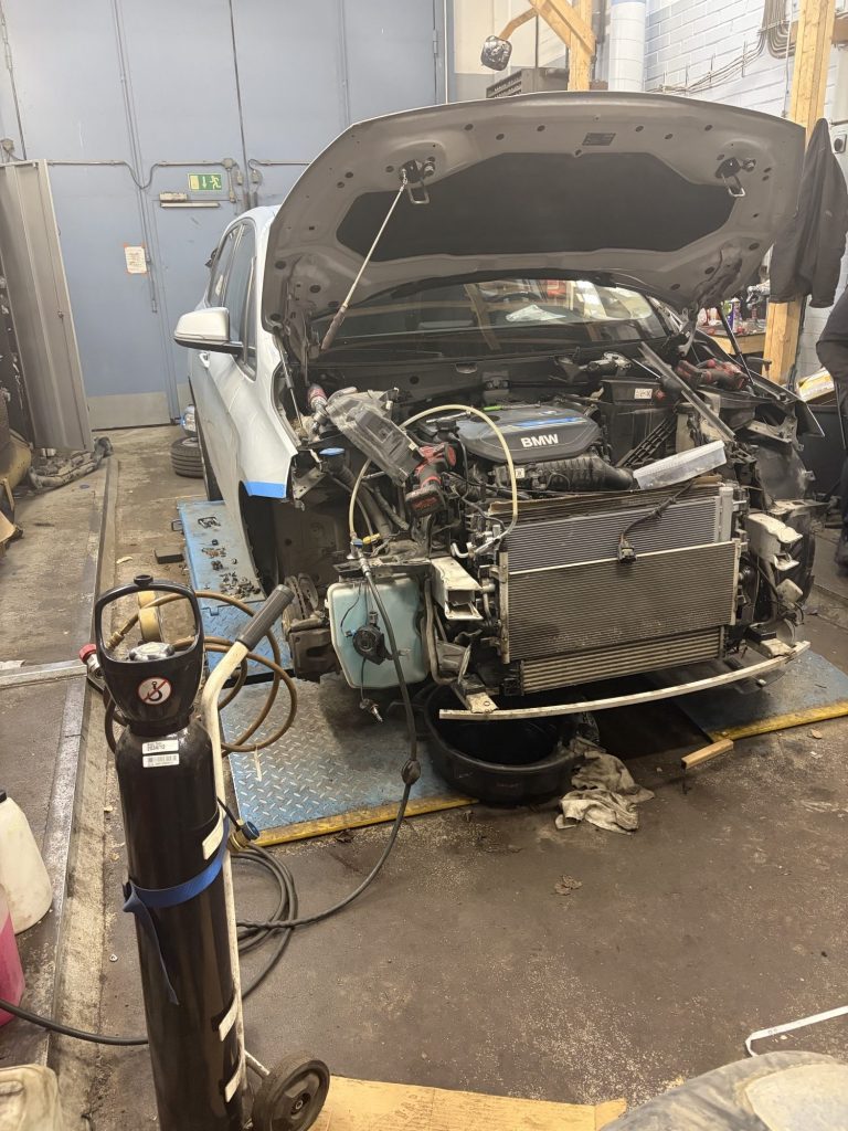Kolaroitu auto nostimella korjaamolla